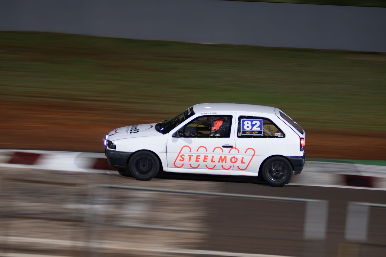 Carro #82 rasgando a noite de Cascavel